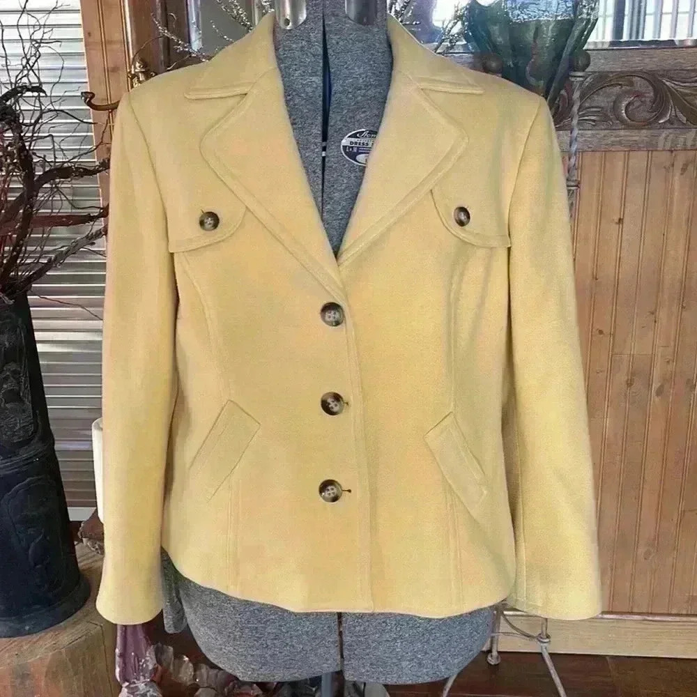 Evan Picone stretch woman’s size 16 beautiful coat. Color is amazing!